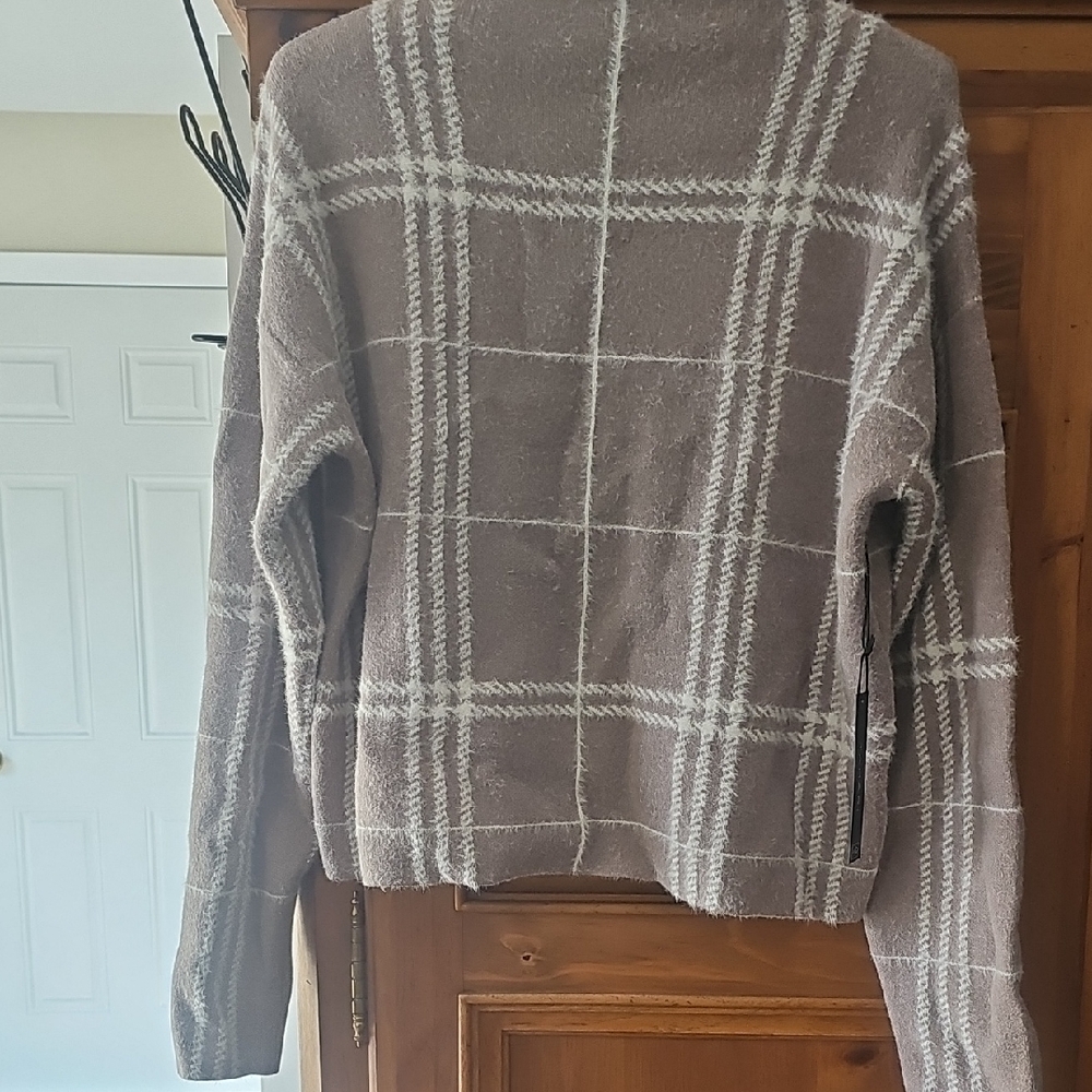TAHARI NWT Plaid Women's Sweater - Gray